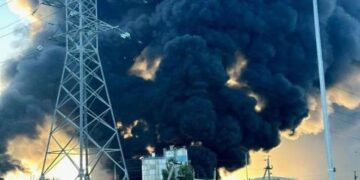 Gran terminal petrolera rusa de Feodosia en Crimea sigue ardiendo