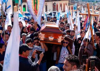 Miles de indígenas recibieron cuerpo del sacerdote Marcelo Pérez