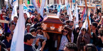 Miles de indígenas recibieron cuerpo del sacerdote Marcelo Pérez