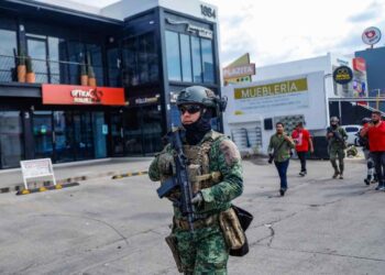 Agente de la Sedena resguardando calle en Culiacán.