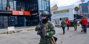 Agente de la Sedena resguardando calle en Culiacán.