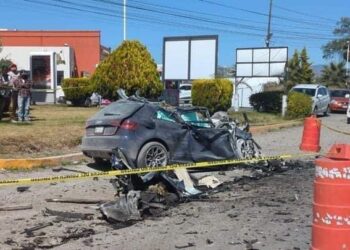 Mujer embarazada casi muere tras impacto de vehículo contra camión en carretera federal México-Pachuca