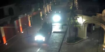 Narcos en autos monstruo.