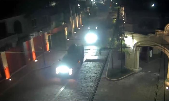 Narcos en autos monstruo.
