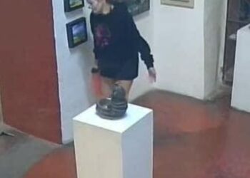 Mujer se orina en histórica y respetada Galería de Arte La Mano Mágica en Oaxaca