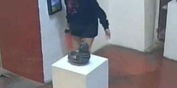 Mujer se orina en histórica y respetada Galería de Arte La Mano Mágica en Oaxaca