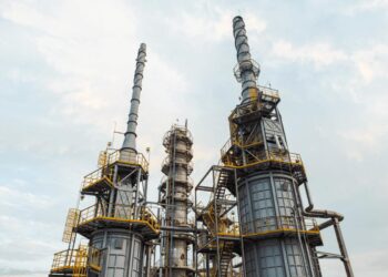 Refinerías de petróleo en Rusia han suspendido operaciones por incremento de precios y ataques con drones
