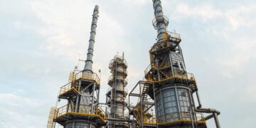 Refinerías de petróleo en Rusia han suspendido operaciones por incremento de precios y ataques con drones