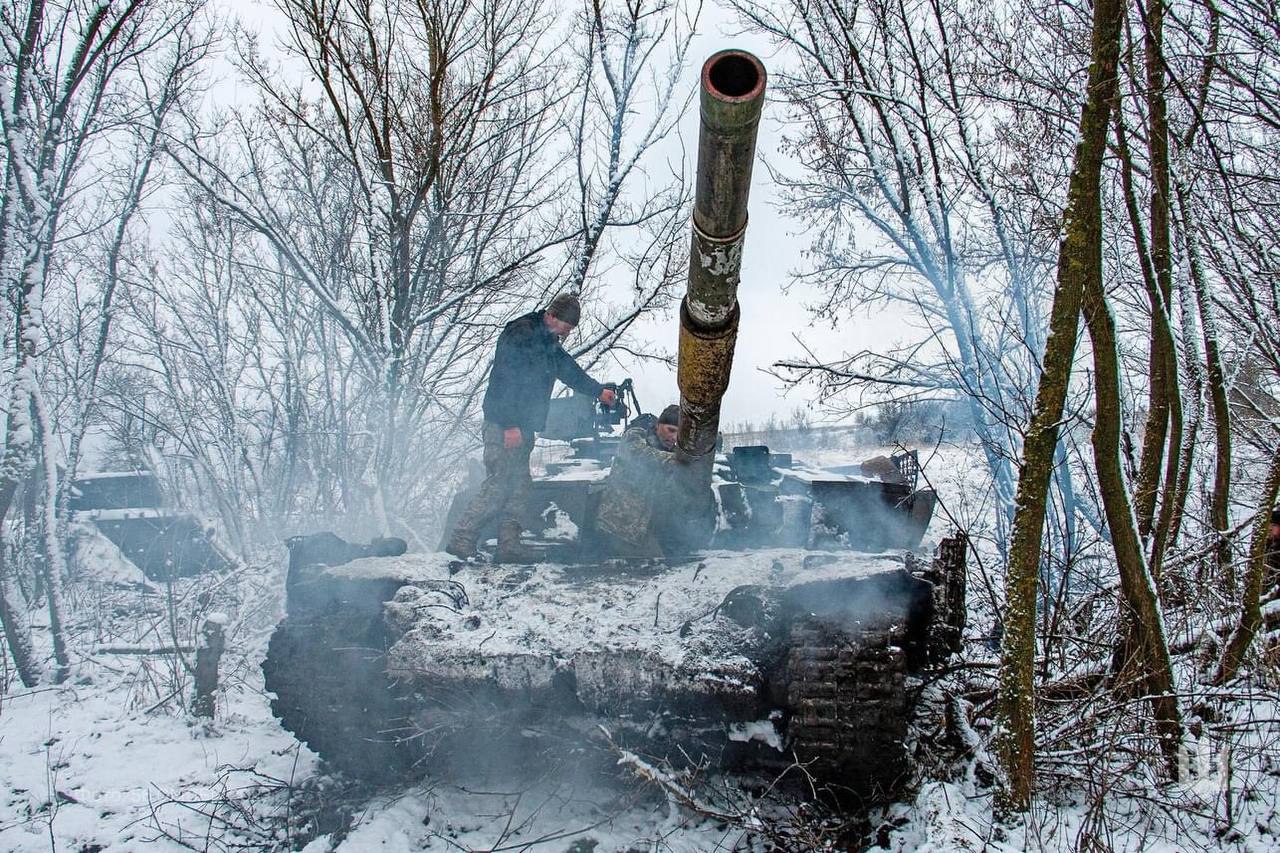 Un tanque ucraniano apunta contra el enemigo en Kursk.