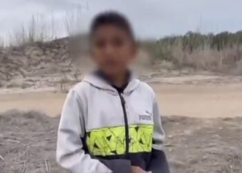 Niño de 10 años abandonado por traficantes de personas en frontera de EEUU con México