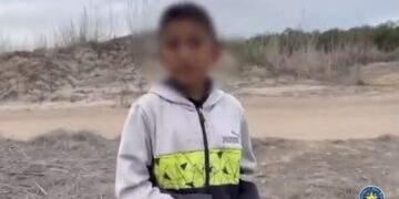 Niño de 10 años abandonado por traficantes de personas en frontera de EEUU con México