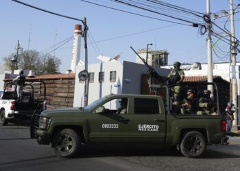 Soldados del ejército mexicano pasan por una escena del crimen. 28 de febrero de 2024