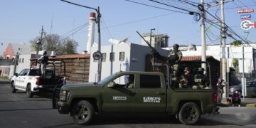 Soldados del ejército mexicano pasan por una escena del crimen. 28 de febrero de 2024