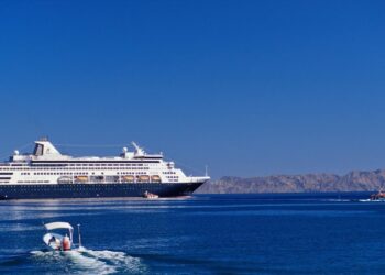 El crucero de Holland America Line frente a la ciudad de Loreto, Baja California Sur, México.