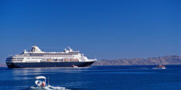 El crucero de Holland America Line frente a la ciudad de Loreto, Baja California Sur, México.