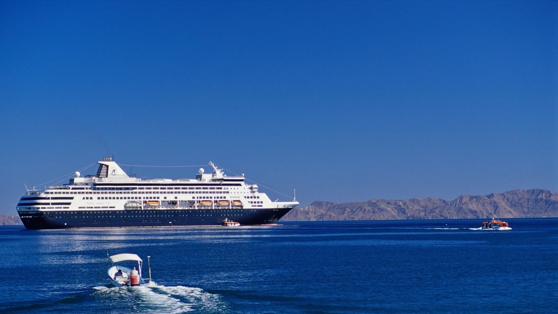 El crucero de Holland America Line frente a la ciudad de Loreto, Baja California Sur, México.