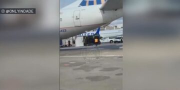 Avión impacta camión que quedó volteado en rampa del aeropuerto de Miami
