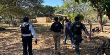 Funcionarios llevando a cabo labores de investigación.