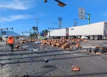 Trailero con cervezas reta al tren pero es embestido en Nuevo León
