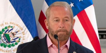 ARCHIVO - El embajador de EEUU en El Salvador, Ronald Johnson, escucha durante una conferencia de prensa conjunta con el presidente de El Salvador, Nayib Bukele, en el Hospital Rosales en San Salvador el 26 de mayo de 2020.