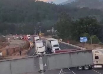 Habitantes de Ziracuaretiro bloquean carreteras ante desaparición de dos personas