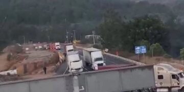 Habitantes de Ziracuaretiro bloquean carreteras ante desaparición de dos personas