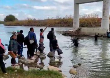 Grupo de migrantes intentando cruzar a EEUU.