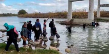 Grupo de migrantes intentando cruzar a EEUU.
