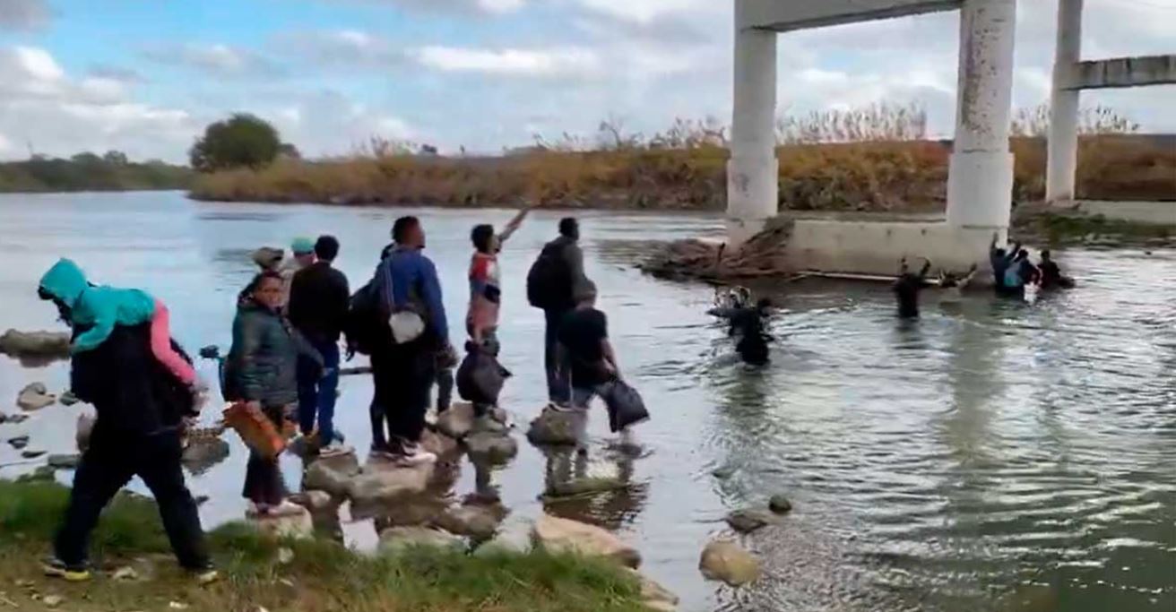 Grupo de migrantes intentando cruzar a EEUU.