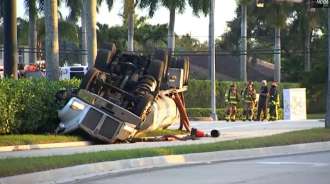Camión cisterna se vuelca y provoca derrame de combustible en Miramar, Florida Foto de la cisterna volcada.