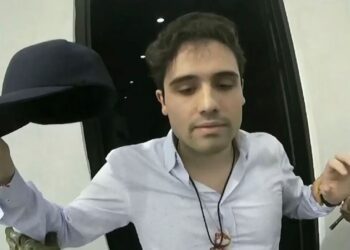 ARCHIVO – En esta imagen tomada de un video y proporcionada por el gobierno de México, Ovidio Guzmán López es detenido en Culiacán, México, el 17 de octubre de 2019. (CEPROPIE vía AP, Archivo).