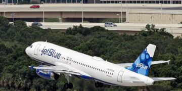 Un Airbus A320-232 de JetBlue Airways despega del Aeropuerto Internacional de Tampa, en Tampa, Florida, el 15 de mayo de 2014.