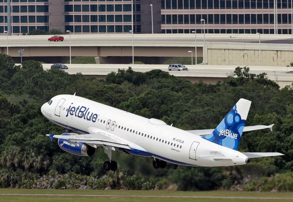 Un Airbus A320-232 de JetBlue Airways despega del Aeropuerto Internacional de Tampa, en Tampa, Florida, el 15 de mayo de 2014.