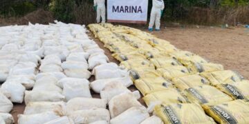 En la operación se aseguró 103 kilogramos de metanfetamina lista para venderse en el mercado negro de droga, más 27 mil 350 litros de sustancias químicas líquidas y 19 mil 860 kilogramos de sustancias químicas sólidas, informó la Marina. Imagen cortesía de la Semar