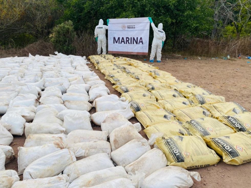En la operación se aseguró 103 kilogramos de metanfetamina lista para venderse en el mercado negro de droga, más 27 mil 350 litros de sustancias químicas líquidas y 19 mil 860 kilogramos de sustancias químicas sólidas, informó la Marina. Imagen cortesía de la Semar