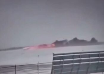 VIDEO: El momento en que un avión envuelto en llamas se estrella en un aeropuerto de Canadá