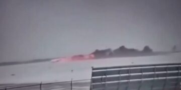 VIDEO: El momento en que un avión envuelto en llamas se estrella en un aeropuerto de Canadá
