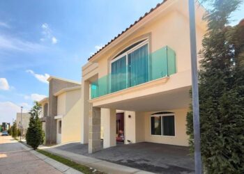 Fue asegurado inmueble, 5.6 mdp en efectivo y colección de tenis Gucci y Louis Vuitton a exalcaldes