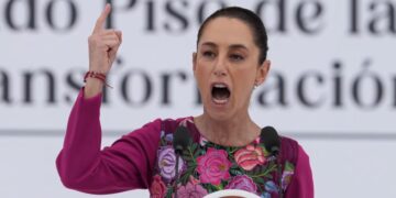 La presidenta Claudia Sheinbaum habla ante la multitud durante un evento que marca sus primeros 100 días en el cargo, en el Zócalo, la plaza principal de la Ciudad de México, en la Ciudad de México, el domingo 12 de enero de 2025.