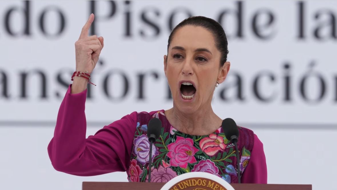 La presidenta Claudia Sheinbaum habla ante la multitud durante un evento que marca sus primeros 100 días en el cargo, en el Zócalo, la plaza principal de la Ciudad de México, en la Ciudad de México, el domingo 12 de enero de 2025.