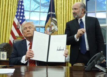 El presidente de Estados Unidos, Donald Trump, sostiene una orden ejecutiva firmada sobre aranceles a las importaciones de aluminio en la Oficina Oval de la Casa Blanca en Washington, Estados Unidos, el 10 de febrero de 2025.