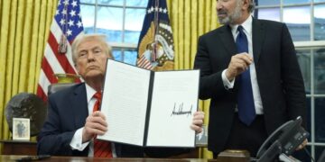El presidente de Estados Unidos, Donald Trump, sostiene una orden ejecutiva firmada sobre aranceles a las importaciones de aluminio en la Oficina Oval de la Casa Blanca en Washington, Estados Unidos, el 10 de febrero de 2025.