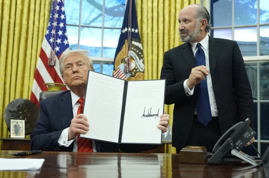 El presidente de Estados Unidos, Donald Trump, sostiene una orden ejecutiva firmada sobre aranceles a las importaciones de aluminio en la Oficina Oval de la Casa Blanca en Washington, Estados Unidos, el 10 de febrero de 2025.