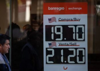 Peso mexicano cae ante imposición de aranceles; el dólar pasa barrera de las 21 unidades