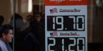 Peso mexicano cae ante imposición de aranceles; el dólar pasa barrera de las 21 unidades