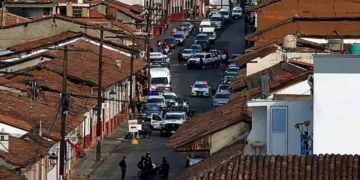 Agentes policiales en la localidad de Pátzcuaro, Michoacán, México.