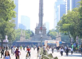 Una avenida soleada en México por las elevadas temperaturas.