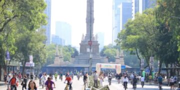 Una avenida soleada en México por las elevadas temperaturas.