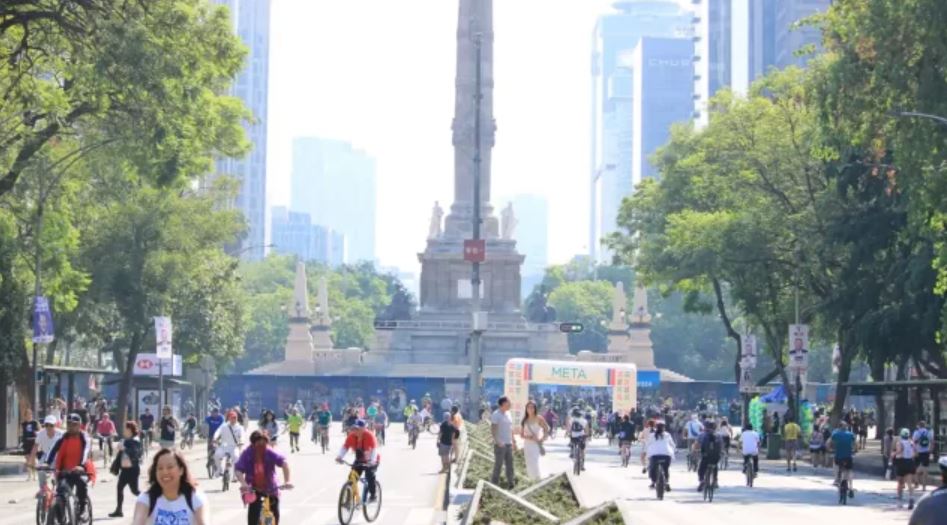 Una avenida soleada en México por las elevadas temperaturas.