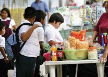 México prohíbe venta de comida chatarra en escuelas por esta razón principal